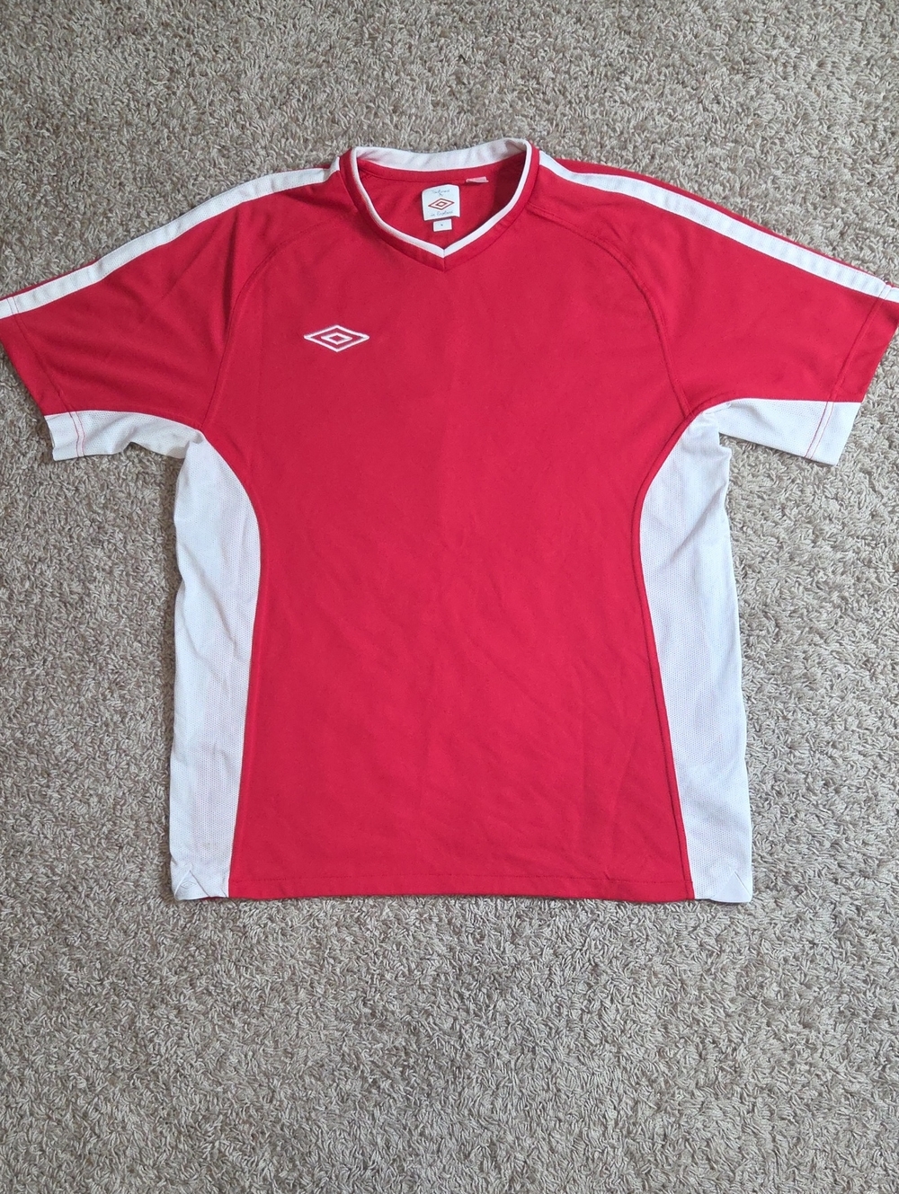 Vintage Men's Umbro Red and White Medium Short-Sleeve Soccer Jersey